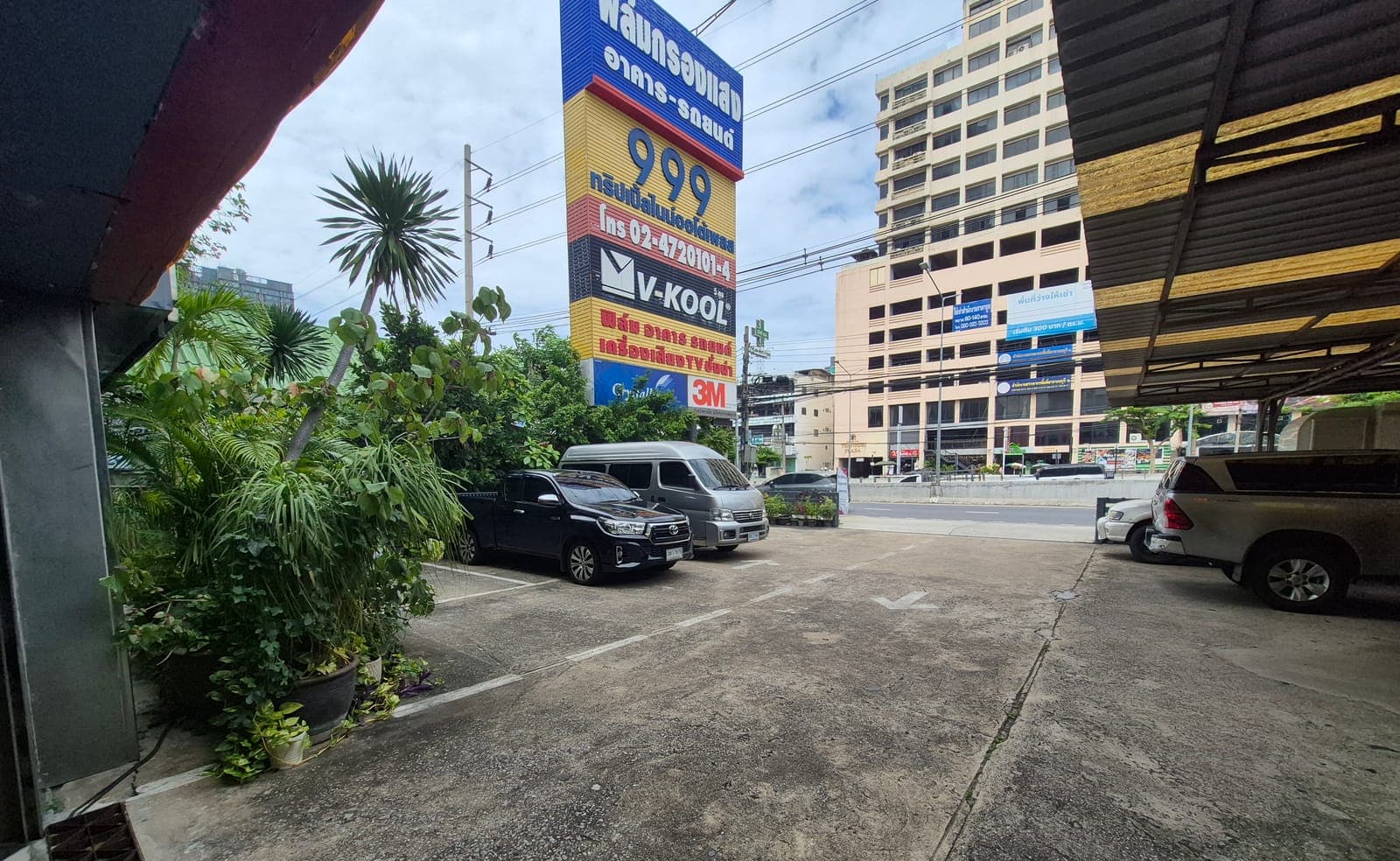 ที่จอดรถใต้หลังคาหน้าร้าน